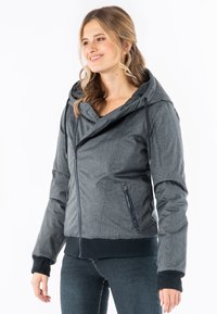Graue Zip-Up-Jacke mit großer Kapuze, aus strukturierter Stoffqualität, mit gerippten Bündchen und körpernahem Schnitt, ergänzt durch seitliche Taschen.