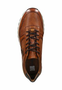 Braune Lederschuhe mit durchbrochenem Design, runder Spitze, schwarzen Schnürsenkeln und einem kontrastierenden marineblauen Akzent an der Ferse. Enthält einen QR-Code auf der Innensohle.
