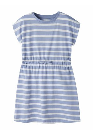 Krajša obleka z vodoravnimi svetlo modrimi in belimi črtami, z elastičnim pasom in majhnim lokom na sprednjem sredini.