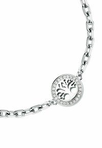 Bracciale in argento con un ciondolo circolare decorato con un design di albero, circondato da un anello di cristalli trasparenti. Finitura metallica liscia.