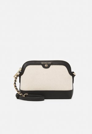 Petit porte-monnaie Michael Kors en tissu beige avec garniture en cuir noir et bandoulière ornée d'une chaîne dorée, fermeture éclair en haut.
