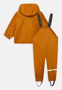 Vattentät orange regnjacka med huva och matchande byxor. Både har en blank yta och justerbara remmar, med en reflekterande rand.