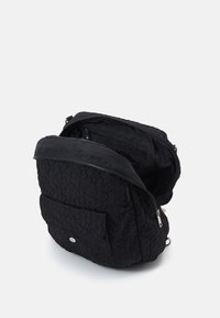 Czarny pikowany plecak z podwójnymi zamkami błyskawicznymi, przednią kieszenią i teksturowanym materiałem. Charakteryzuje się prostym wzornictwem bez widocznego logo.