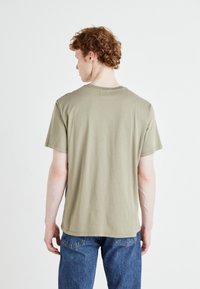 DOCKERS GRAPHIC TEE - Tricou cu imprimeu - khaki