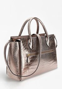 Bolso de mano de piel sintética rosa metálica con textura de cocodrilo, asas dobles, correa desmontable y un bolsillo frontal con cremallera.