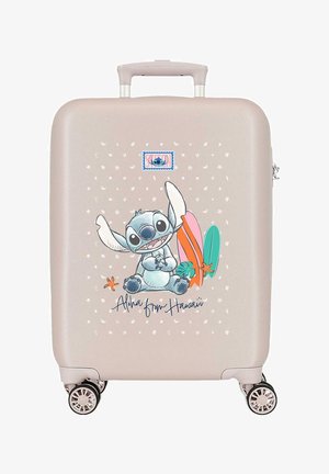 Maleta beige con un personaje de alienígena azul en estilo caricatura, tablas de surf, estrellas de mar y el texto "Aloha from Hawaii" en el frente, con cuatro ruedas giratorias.