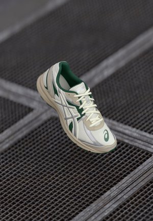 JOG 100S UNISEX - Baskets basses - pale oak/pure silver