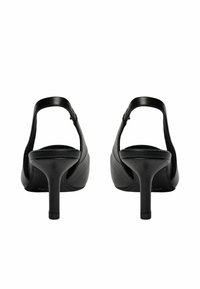Čierne kožené lodičky na vysokom podpätku, s otvoreným zadným dizajnom, štíhlym podpätkom a hladkou textúrou. Bez viditeľných vzorov alebo akcentov.