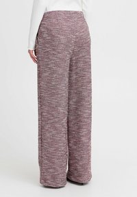 Weite Hosen aus einem strukturierten Stoff mit einem bordeaux-rot und weißen Muster, ausgestattet mit einem elastischen Bund und im vollen Längen-Design.