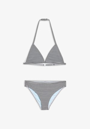 Conjunto de bikini a rayas blancas y negras que incluye un top triangular con lazos al cuello y unas braguitas a juego con acentos azul claro en el interior.