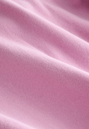 Tessuto rosa morbido e strutturato con una finitura liscia, caratterizzato da pieghe delicate e un motivo di trama uniforme in tutto il tessuto.