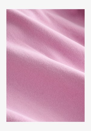 Mäkká, textúrovaná ružová látka s hladkým povrchom, obsahujúca jemné záhyby a konzistentný vzor tkania po celej ploche.