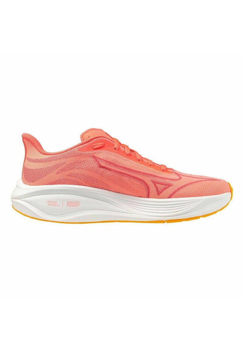 Zapatilla de running ligera con parte superior de malla color coral y patrones geométricos, mediasuela blanca y suela de goma con acentos amarillos.