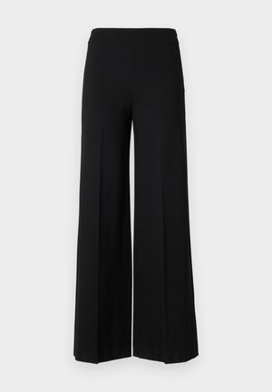 Pantalons larges noirs avec une texture lisse, présentant une taille haute et sans fermetures visibles. Design simple et épuré.
