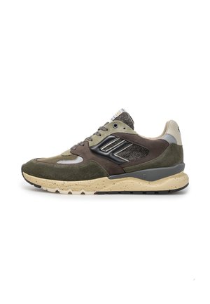 Baskets de sport en vert olive et marron avec semelle beige tachetée, bandes noires avec logo et détails en tissu mesh sur fond blanc.