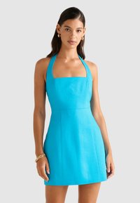 Rochie cu gât halter, de un albastru vibrant, cu decolteu pătrat și o siluetă ajustată, realizată dintr-un material texturat.