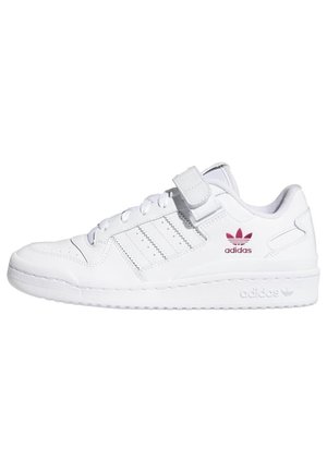 Biały niski sneaker Adidas z sznurowadłami i paskiem na rzep, trzema przeszywanymi paskami oraz różowym logo Adidas po boku.