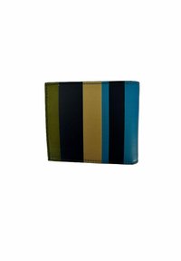 Portafoglio bifold in pelle, caratterizzato da strisce verticali in verde, nero, oro, blu e turchese. Texture liscia con bordi cuciti.