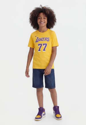 Nike Performance NBA LOS ANGELES LAKERS LUKA DONCIC ICON TEE - Trükipildiga T-särk - amarillo