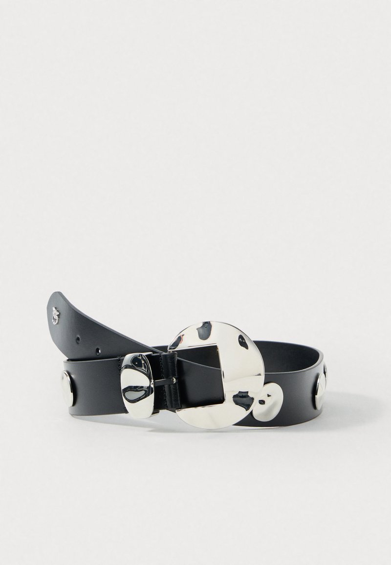 Cinto de couro preto com fivela circular metálica e detalhes decorativos em prata. A tira do cinto possui vários buracos de fecho para ajuste.