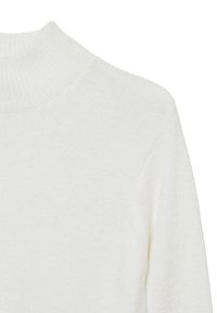Maglione bianco a maglia con collo alto a costine. Tessuto liscio, design aderente, con linee pulite e senza motivi o accenti visibili.