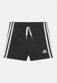 Pantalones cortos negros de Adidas con rayas laterales blancas, cinturilla elástica y cordón blanco, con el logo de Adidas en la pierna izquierda.