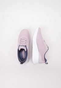 Scarpe sportive in mesh rosa con punta rotonda, tacco curvo e suola bianca. Presentano una soletta in schiuma memory e un design con lacci.