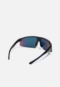 Schwarze Sonnenbrille mit sle elegantem Design, ausgestattet mit lila-blauen Verlaufsgläsern und schlanken schwarzen Bügeln. Robustes Material mit modernem Shape.