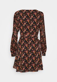 Vestido negro de manga larga con flores rojas, naranjas y blancas, cintura ajustada y un bajo ligeramente acampanado.