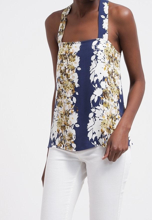 Marinblommig linne med fyrkantig halsringning, prydt med vita och gula blommönster, och tunna axelremmar; slätt tyg.