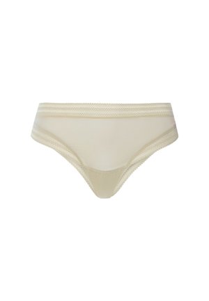 Ropa interior femenina tipo bikini de color beige con ribete de encaje a lo largo de la cintura y las aberturas de las piernas sobre un fondo blanco.