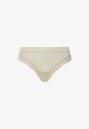 Ropa interior femenina tipo bikini de color beige con ribete de encaje a lo largo de la cintura y las aberturas de las piernas sobre un fondo blanco.