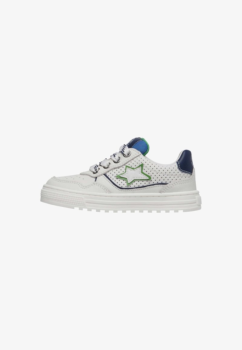 Sneaker blanche avec un design perforé, accent étoile verte et talon marine. Présente des lacets gris et une semelle en caoutchouc texturée.