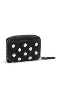 Cartera de ante negro con tachuelas de metal plateado, cierre de cremallera y un lazo lateral. Diseño rectangular compacto con superficie texturizada.
