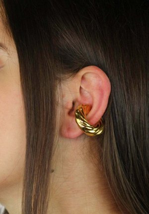 Gouden oorring met een gedraaid ontwerp, voorzien van een glad, reflecterend oppervlak; sluit strak aan bij het oor.