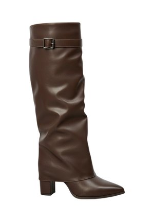 Botte en cuir marron montée jusqu'au genou avec une texture froissée, un bout pointu et un talon carré. Elle possède une sangle à boucle autour du haut.