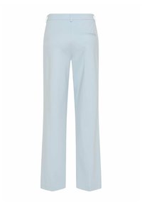 Pantalon bleu clair à jambes droites, avec passants de ceinture et une seule poche passepoilée à l'arrière, du côté droit.