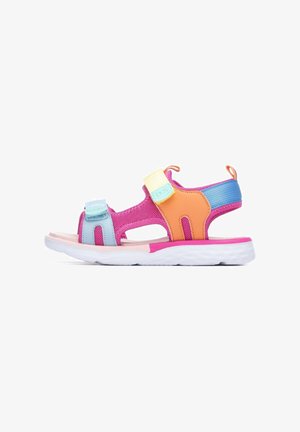 Sandalia colorida con una mezcla de rosa, naranja, azul y blanco. Cuenta con correas ajustables, diseño abierto y una suela texturizada para mejor agarre.