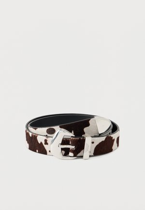 Curea din piele de vacă maro și albă, cu o cataramă metalică argintie, având o textură netedă și un capăt conic cu finisaj lustruit.