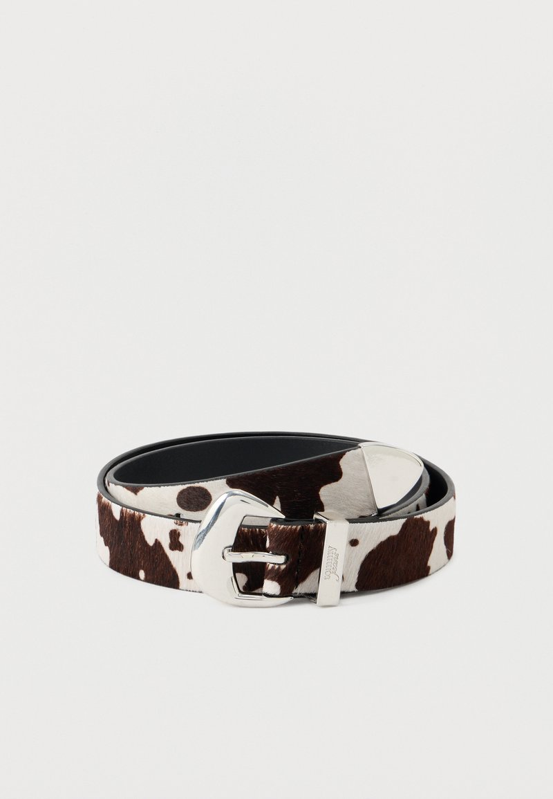 Brązowy i biały pasek ze skóry bydlęcej z metalową, srebrną klamrą, o gładkiej fakturze i zwężającym się końcu z polerowanym wykończeniem.