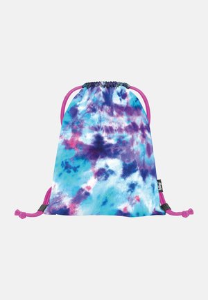 Plecak z zaciągiem w wzór tie-dye w odcieniach niebieskiego, fioletowego i różowego; wykonany z miękkiej tkaniny z różowymi sznurkami i szarymi akcentami.