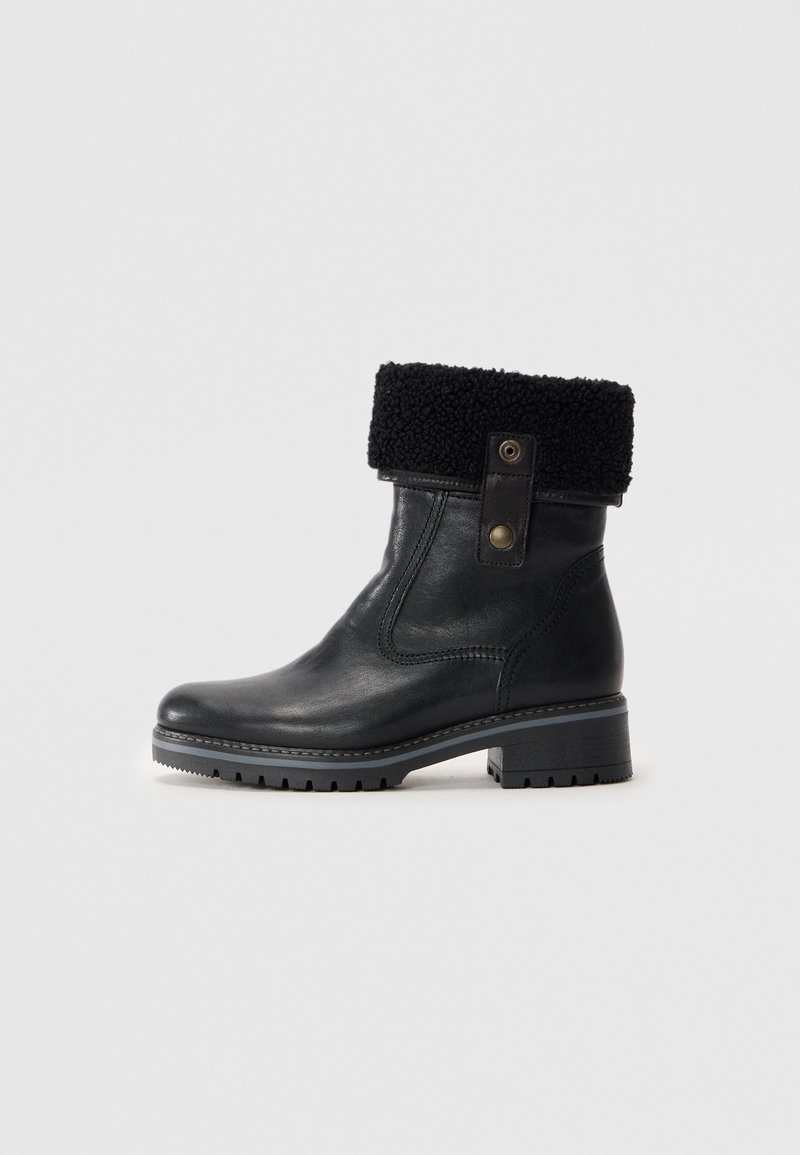 Schwarze Leder-Stiefeletten mit einem strukturierten schwarzen Shearling-Bund und einem seitlichen Druckknopfverschluss. Mit einer robusten Gummisohle für besseren Halt.