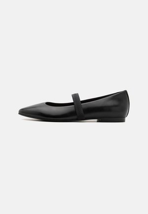 Schwarze flache Schuhe mit spitzer Zehenform und elastischem Riemen über dem Fußrücken. Glattes Leder-Material, niedriger Absatz und minimalistisches Design.