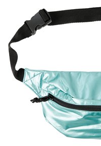 Jasnoniebieska, metaliczna nerka z zamkiem błyskawicznym, o fakturowanej powierzchni, czarnym regulowanym pasku i matowym czarnym zamkiem.