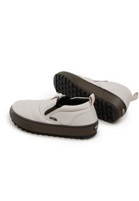 Svetle šedé slip-on boty s prošívaným svrškem, elastickými bočními panely a texturovanou černou gumovou podrážkou. Doplněné o poutko a logo značky.