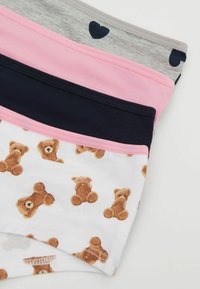 Cuatro pares de ropa interior de algodón: rosa, gris con estampado de corazones, azul marino y blanco con estampado de ositos de peluche. Confeccionados con cinturillas elásticas.