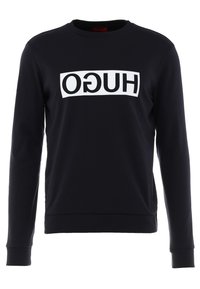 Mörkblå sweatshirt med en stor vit rektangulär logo med ordet "HUGO" i fet stil, rund hals och långa ärmar.