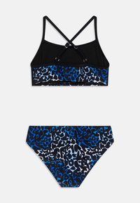 Dvodelni bikini set, ki vsebuje črni zgornji del s športnim hrbtom, okrašen z modrimi in črnimi leopardjimi vzorci, in usklajene nizke bikine hlačke.
