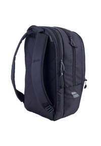 Mochila negra hecha de una tela texturizada con correas de hombro acolchadas, múltiples compartimentos con cremallera y un patrón de diamante en los laterales.