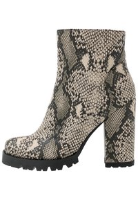 Bottine à imprimé peau de serpent avec un talon carré, présentant une surface texturée beige et noire, semelle en caoutchouc antidérapante.